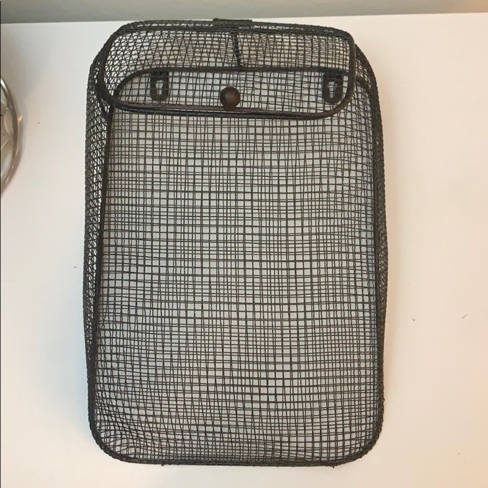 Wall wire pocket basket enclosed with lid